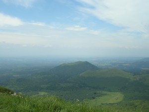 Blick vom Puy-de-Dôme, einem erloschenen Vulkan auf die Auvergne.