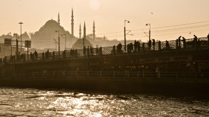 Istanbuls Galata-Brücke im Zwielicht