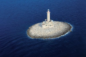 Ein einsamer Leuchtturm vor Porer, Istrien. Atraveo Objekt Nummer 852473