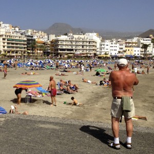 Typisch für Teneriffa: Strand am Hafen von Los Christianos