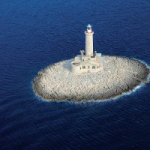 Einmal den Robinson machen: Einen Leuchtturm mit ganzer Insel mieten.