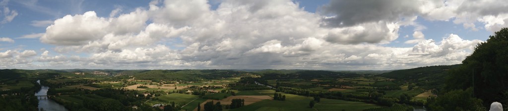 Panorama des Dordogne Tals von Domme aus gesehen.