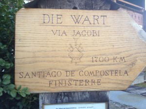 Wegweiser in Schwarzenburg nach Santiago