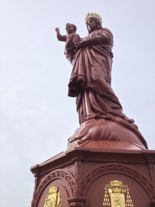Die Statue Notre–Dame de la France in Puy en Velay